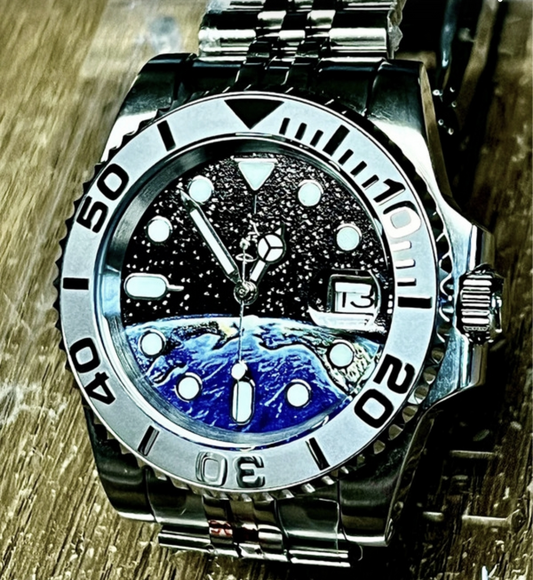 Montre shinning earth