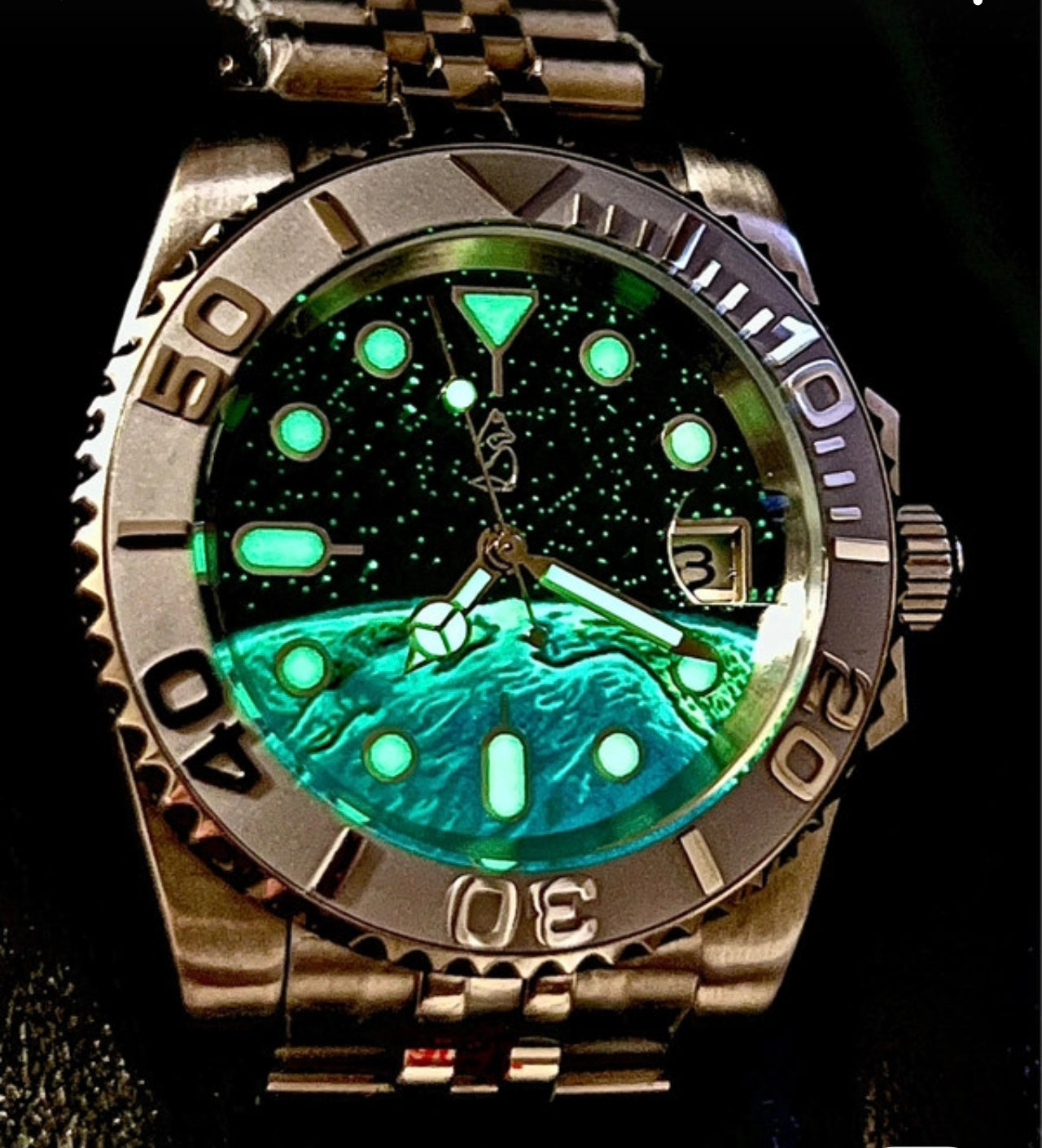 Montre shinning earth