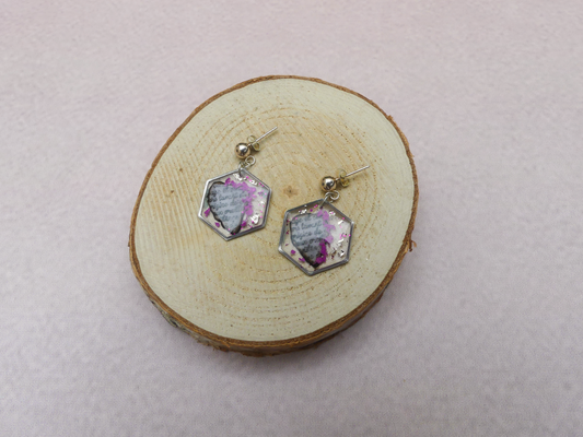 Boucles d'oreilles "confidence" hexagone fuchsia