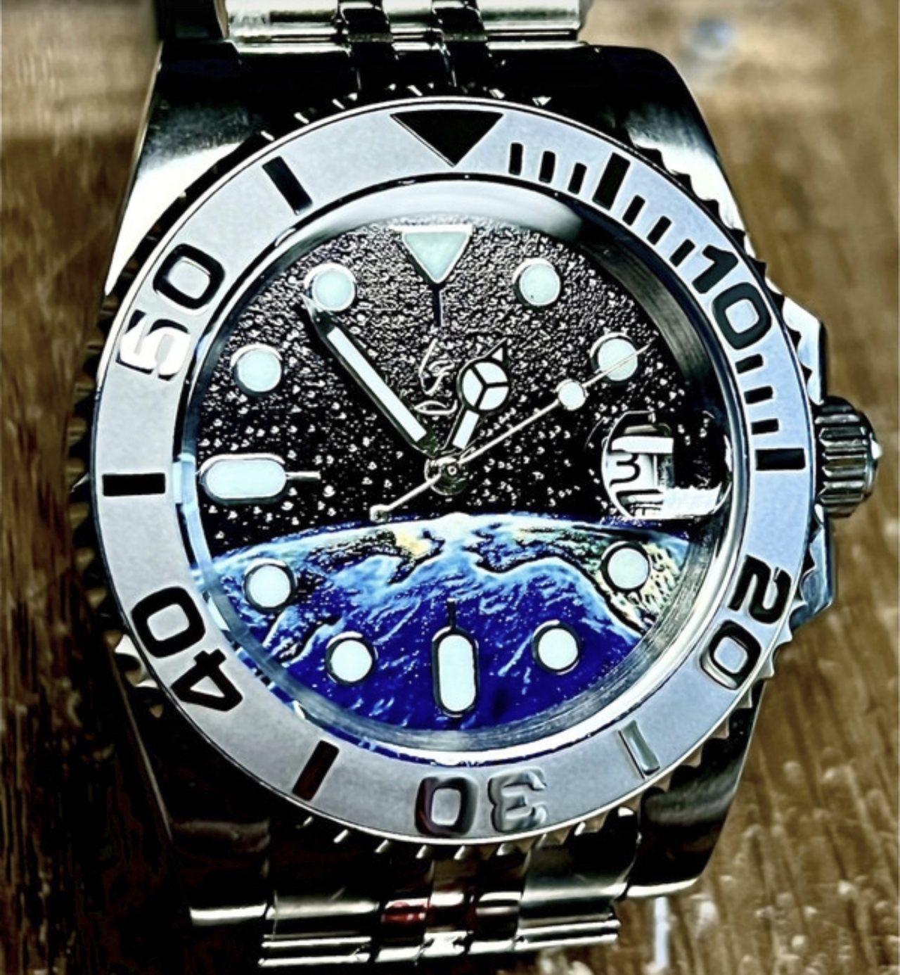 Montre shinning earth