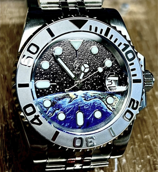 Montre shinning earth