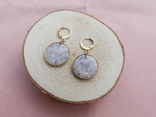 Boucles d’oreilles rondes marbrées – pâte polymère & acier inoxydable doré